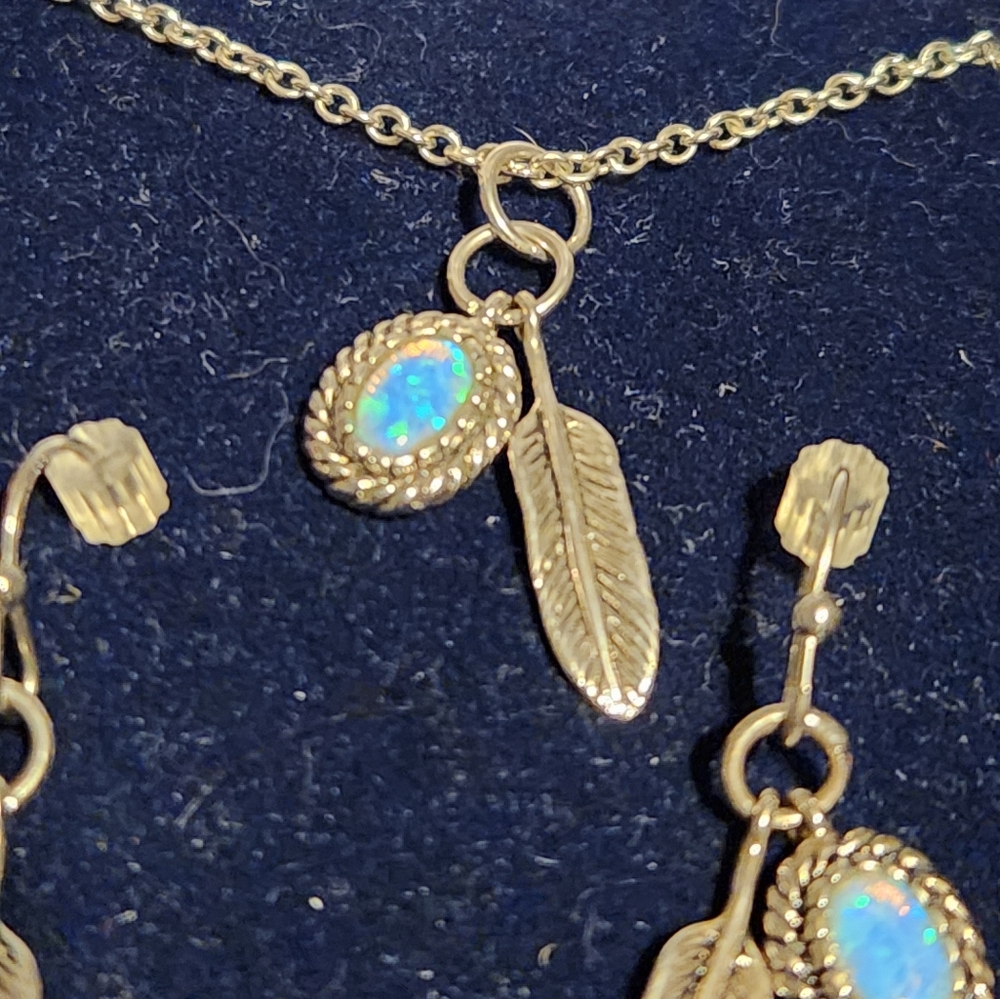 Montana Silversmith's Opal necklace and earrings set. - Picture 5 of 6